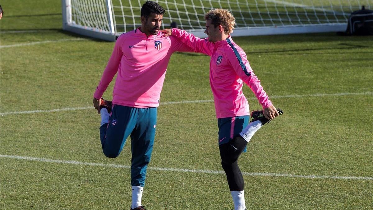 Diego Costa y Antoine Griezmann, en el entrenamiento de este martes en la ciudad deportiva rojiblanca