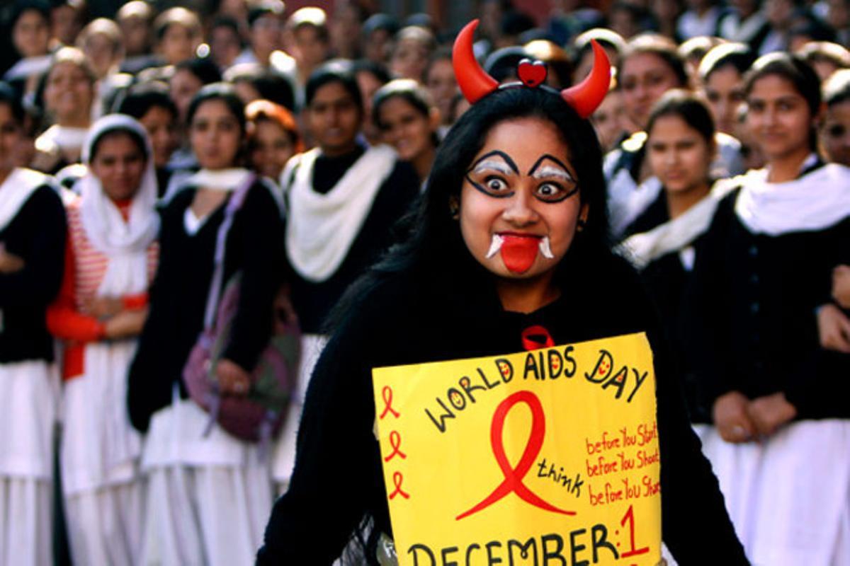 Una estudiant participa en un acte organitzat per celebrar el dia mundial de la sida a Jammu (Índia).
