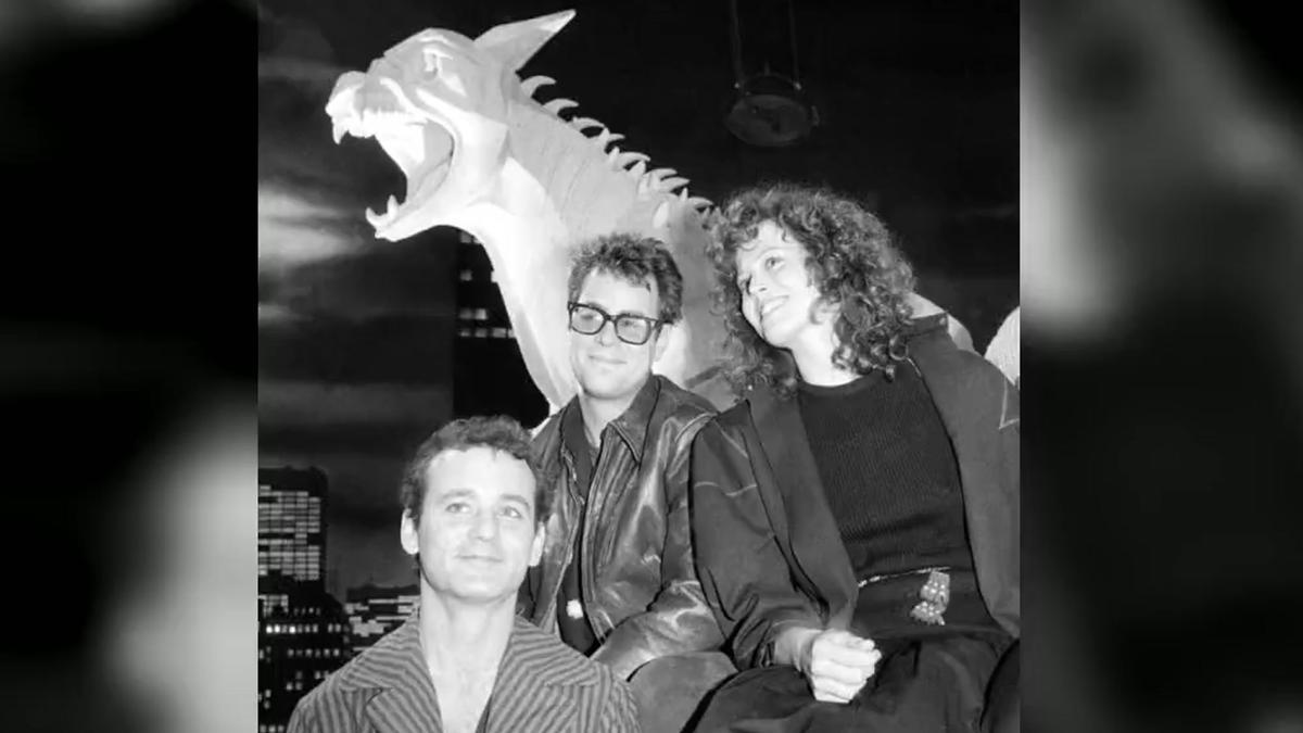 Bill Murray, Dan Aykroyd y Sigourney Weaver en el set de rodaje de 'Cazafantasmas' en Burbank, California, en 1983.