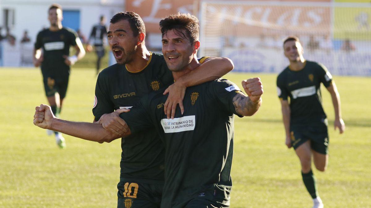 Willy Ledesma y De las Cuevas celebran uno de los dos goles del extremeño para el Córdoba CF, el domingo, en Coria.
