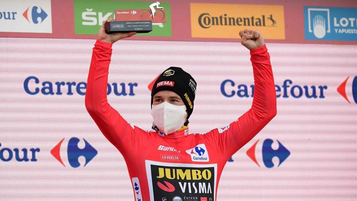 Roglic celebra con el jersey rojo en el podio