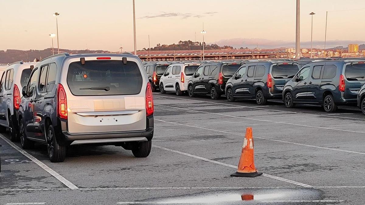 Las actuales K9 facturadas en Stellantis Vigo antes de embarcar en Bouzas.