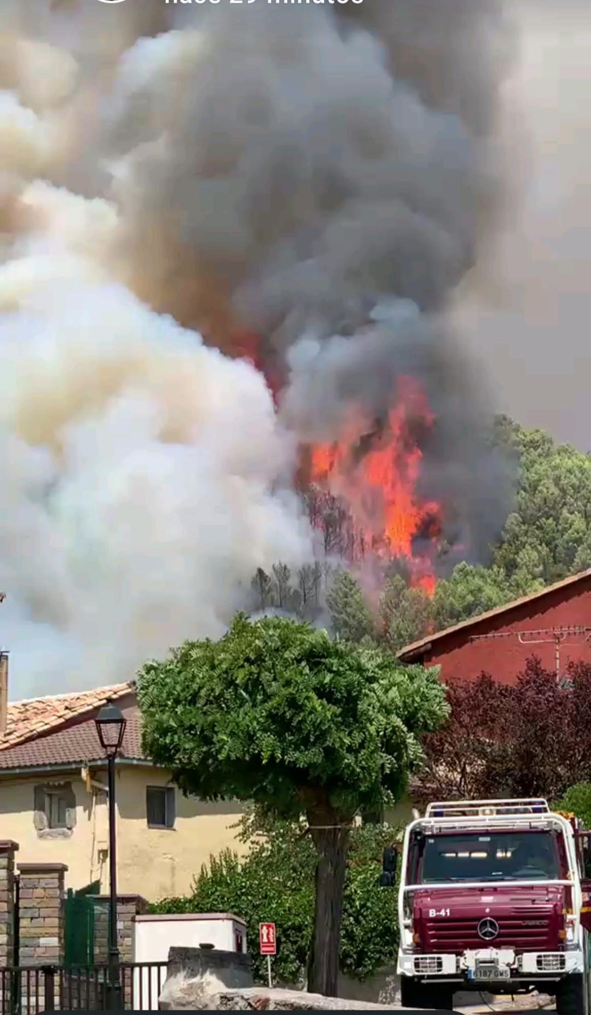 Las llamas del incendio de Santa María de la Peña rodeando el pueblo