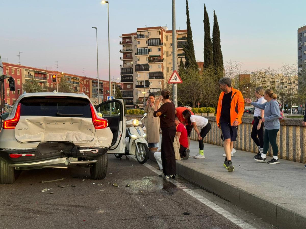 Fotografía instantes después de la colisión en el puente de la Universidad de Badajoz.