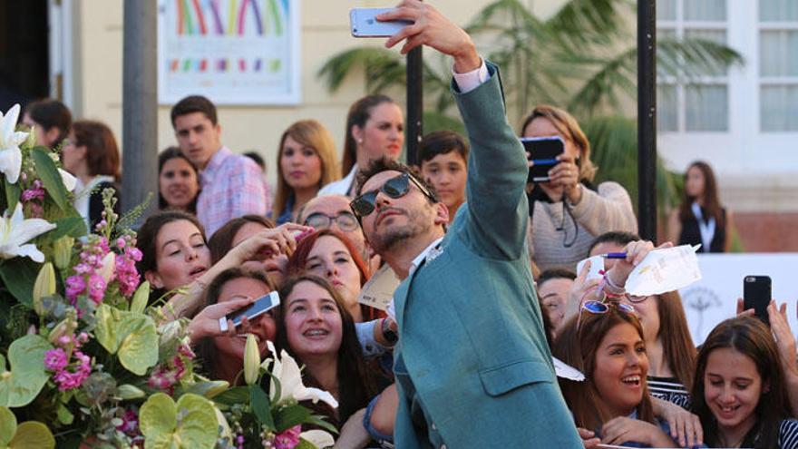 Paco León, fotografiándose con sus fans en una reciente edición del Festival de Málaga.