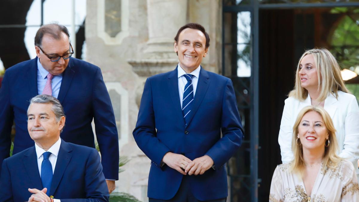 Gómez Villamandos, en el centro, el día de la toma de posesión de los nuevos consejeros del gobierno andaluz en julio del año 2022.