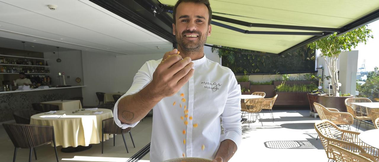 Borja Marrero, momentos antes de inaugurar su nuevo restaurante, Muxgo, con una variante de millo de Artenara de más de 200 años.