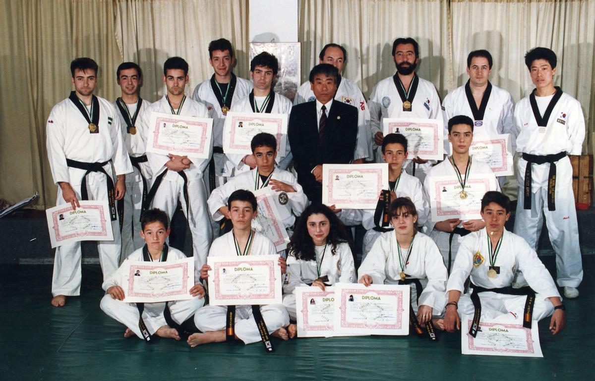 Kim, con varios de sus alumnos.