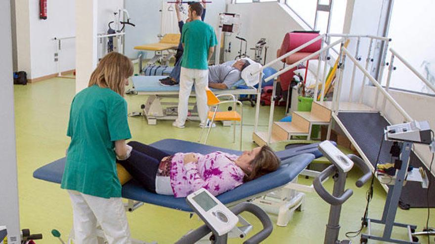 Diversos pacientes del Hospital Casaverde mientras reciben tratamiento en sus instalaciones de Mutxamel.