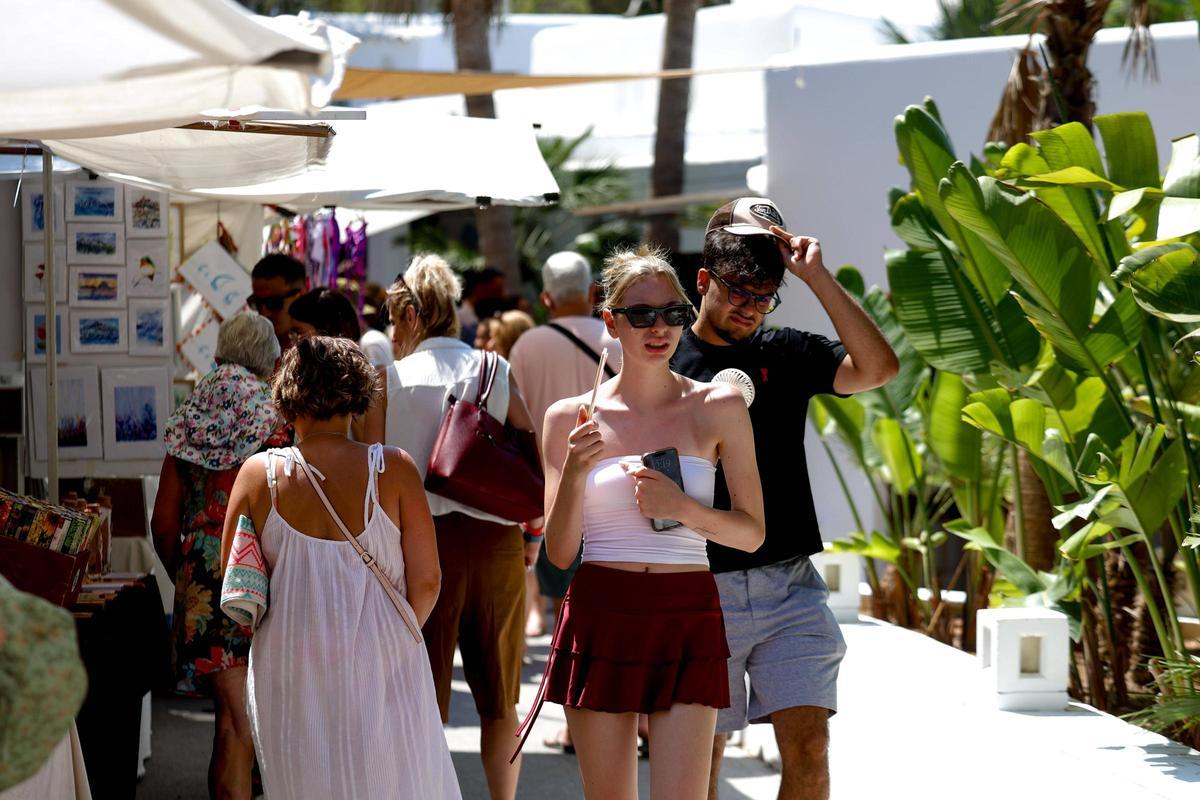 El emblemático mercadillo hippie de Punta Arabí, en imágenes