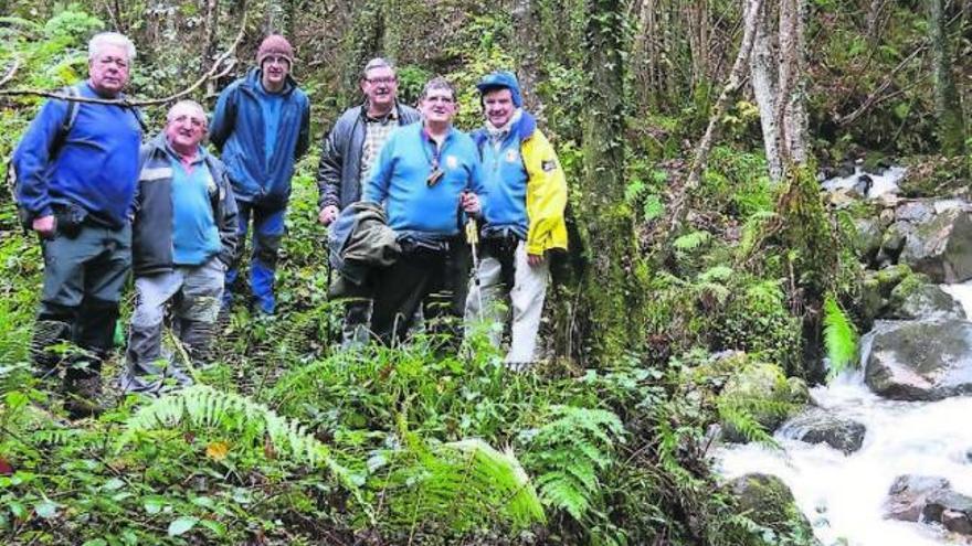 Un grupo de senderistas, en la cascada de Nonaya.