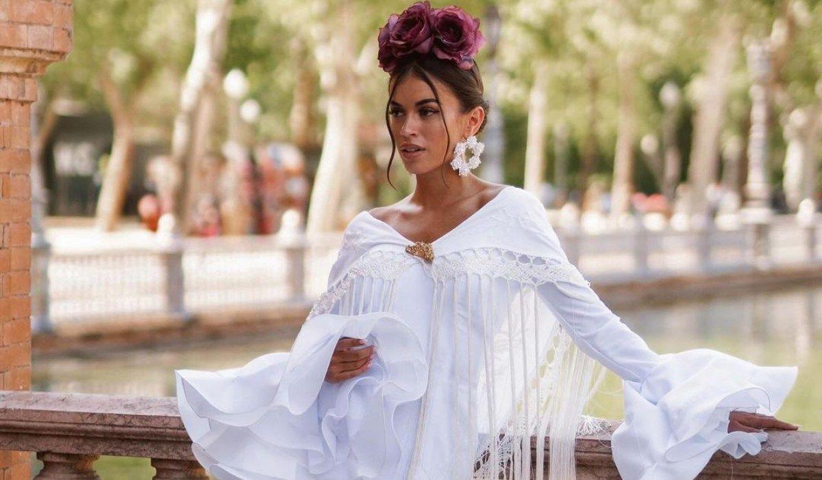 Rocío Camacho en la Feria de Abril con vestido de flamenca blanco de Sibilina