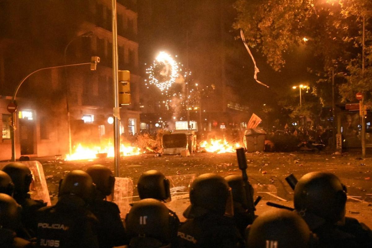 Contenedores ardiendo en la plaza Urquinaona.