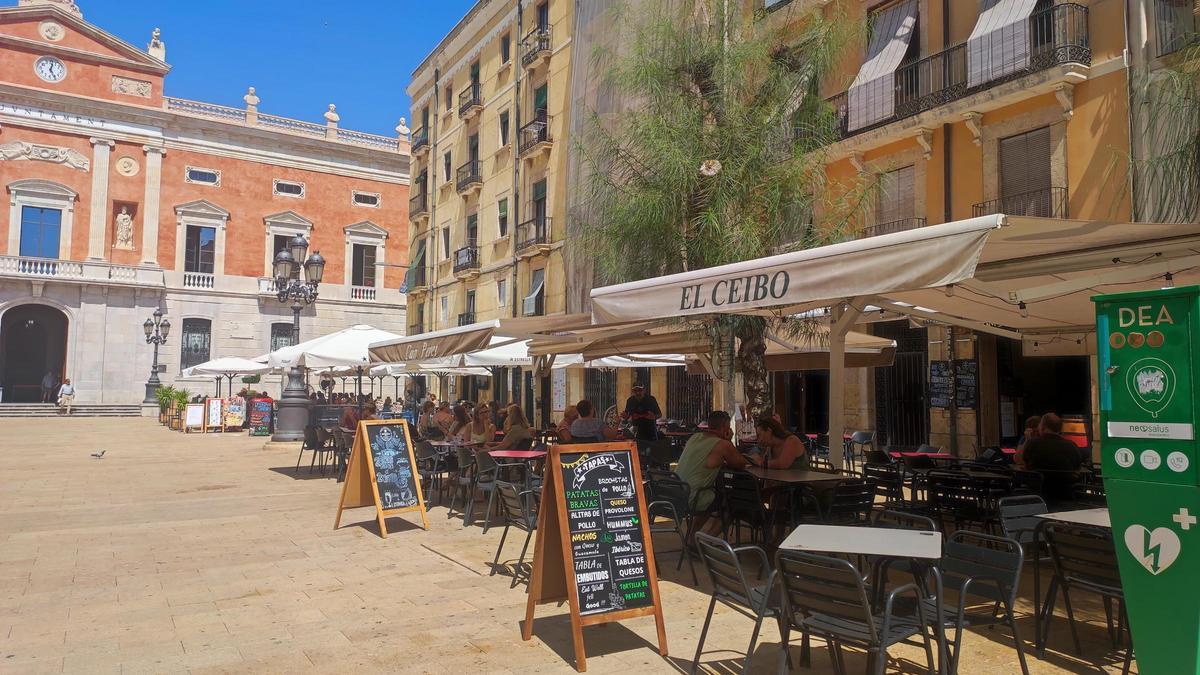 Terrazas en la plaça de la Font, una de las zonas más tensionadas por la acumulación de establecimientos hosteleros.