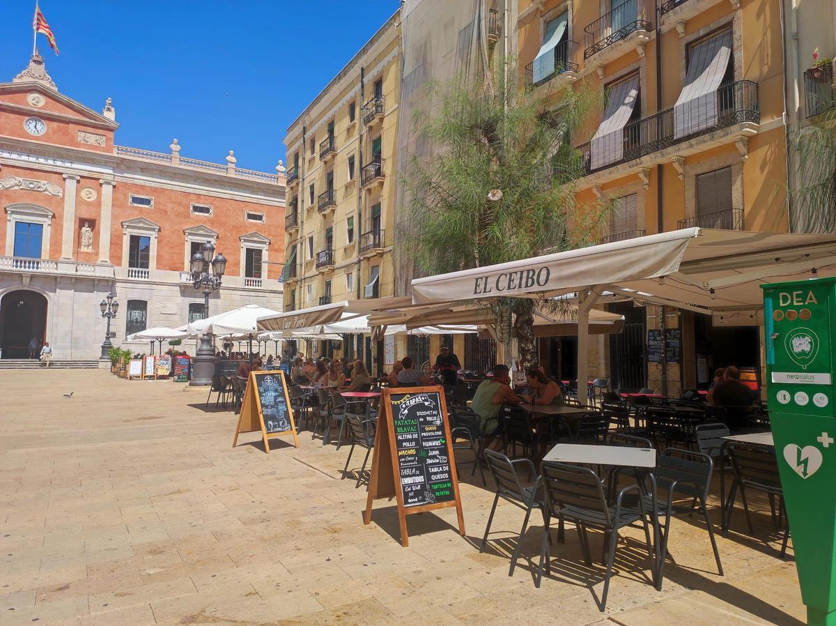 Terrazas en la plaça de la Font, una de las zonas más tensionadas por la acumulación de establecimientos hosteleros.