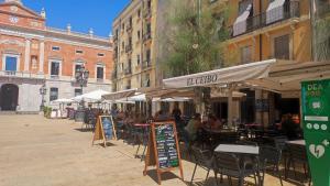 Terrazas en la plaça de la Font, una de las zonas más tensionadas por la acumulación de establecimientos hosteleros.