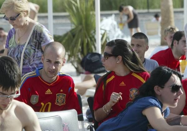 La afición zaragozana apoya a España en su debut en Las Playas