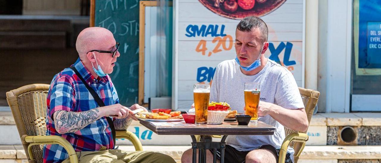 Dos turistas británicos almorzando en una terraza de Benidorm