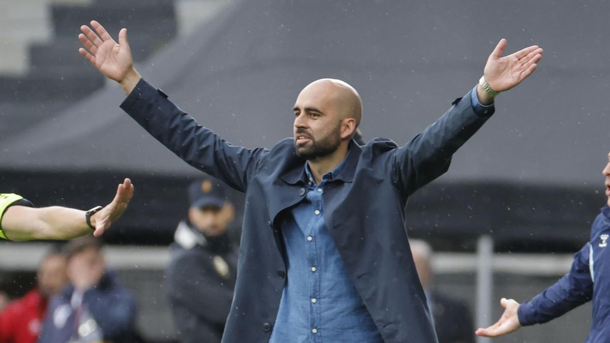 Claudio Giráldez gesticula durante el partido entre el Celta y el Sevilla