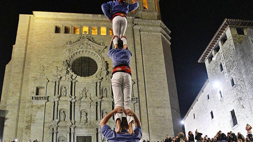 Castellers pujant un pilar per les escales de la Catedral. | MARC MARTÍ
