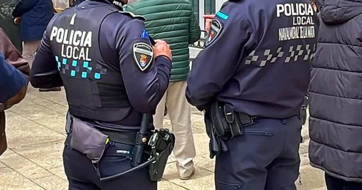 Dos agentes de la Policía Local de Navalmoral, en una imagen de archivo.