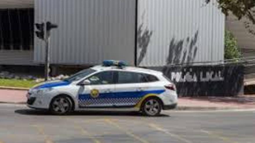 Un coche de la Policía Local de San Vicente ante la Central.