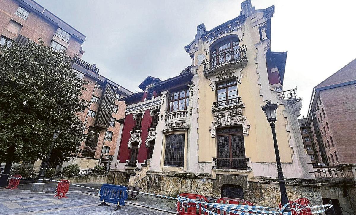 La sede de la Fundación Gustavo Bueno, rodeada de vallas el pasado mes de noviembre. | LNE