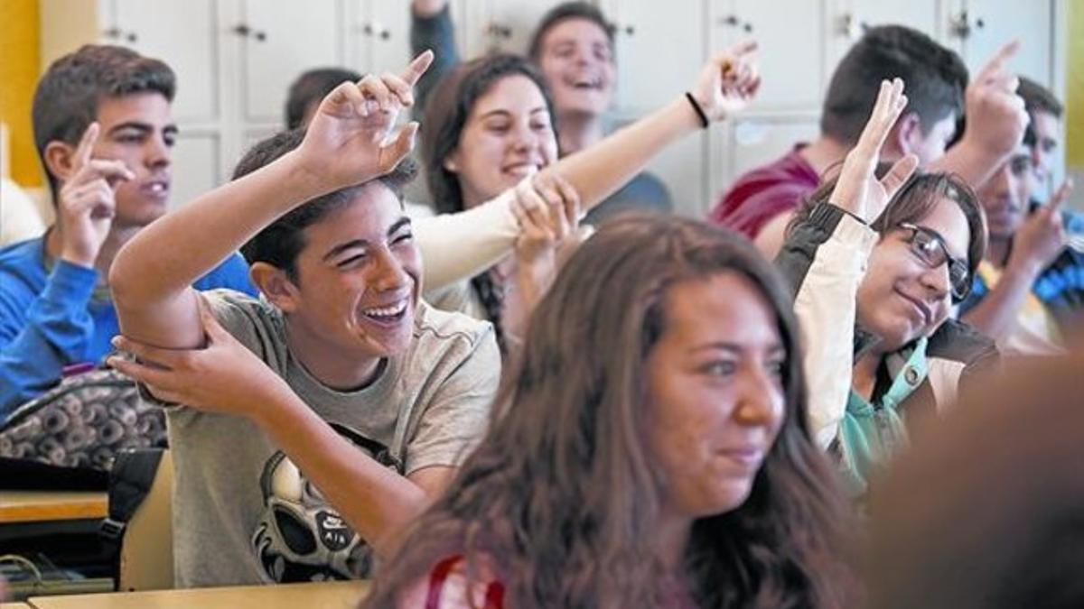 Votación y risas 8 Los alumnos de cuarto de ESO del IES Torre del Palau se sinceran a mano alzada, durante la charla con EL PERIÓDICO, el viernes por la mañana.
