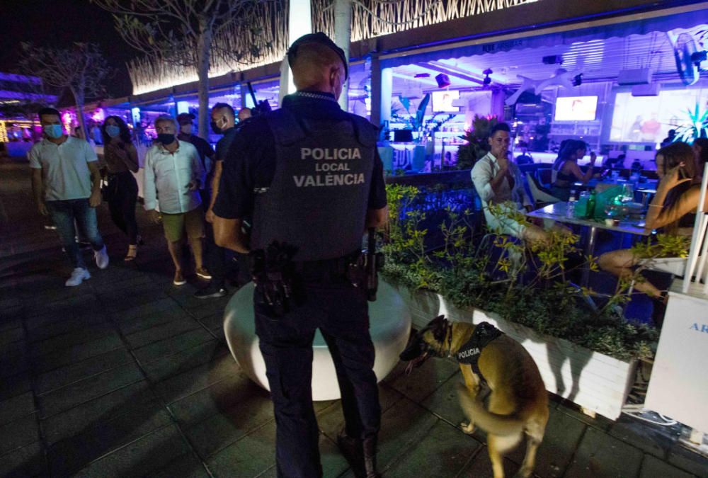 La policía inspecciona pubs y discotecas de València por el coronavirus