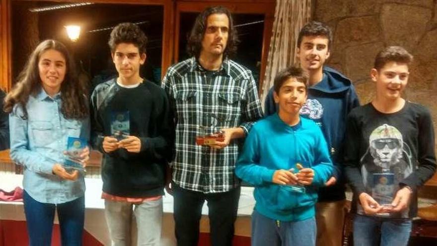 Los tenistas posan con sus trofeos en el Club Santo Domingo.