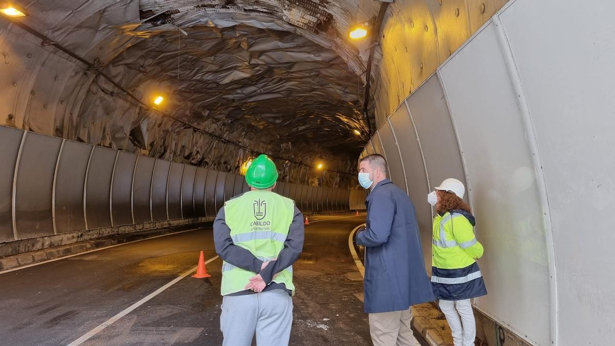 El vicepresidente del Cabildo y consejero de Infraestructuras, Borja Perdomo, comprueba la situación del túnel