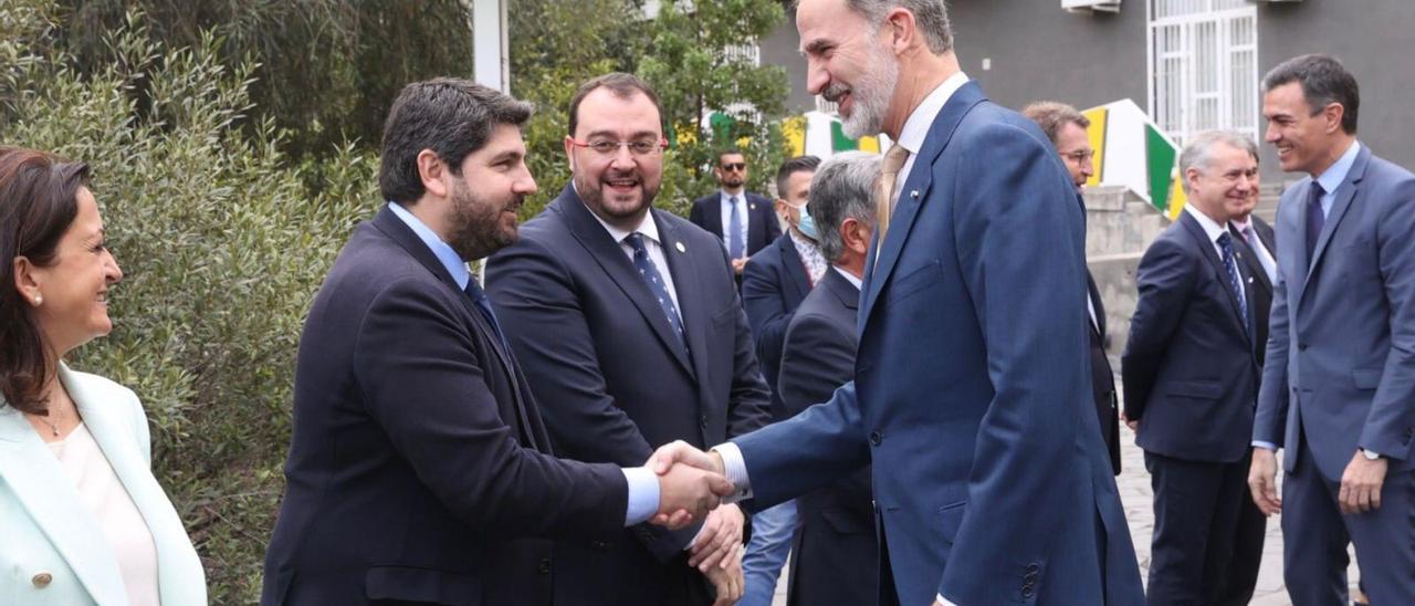 El presidente autonómico, Fernando López Miras, saluda al Rey Felipe VI ayer antes de la Conferencia de Presidentes en La Palma | L.O.