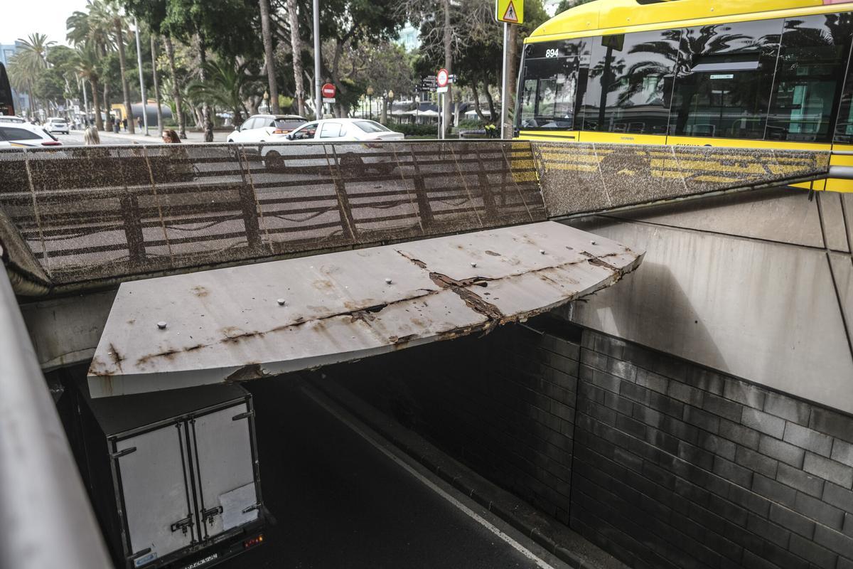 Planchas oxidadas en el parque Santa Catalina, junto a la entrada del túnel por la calle Albareda.