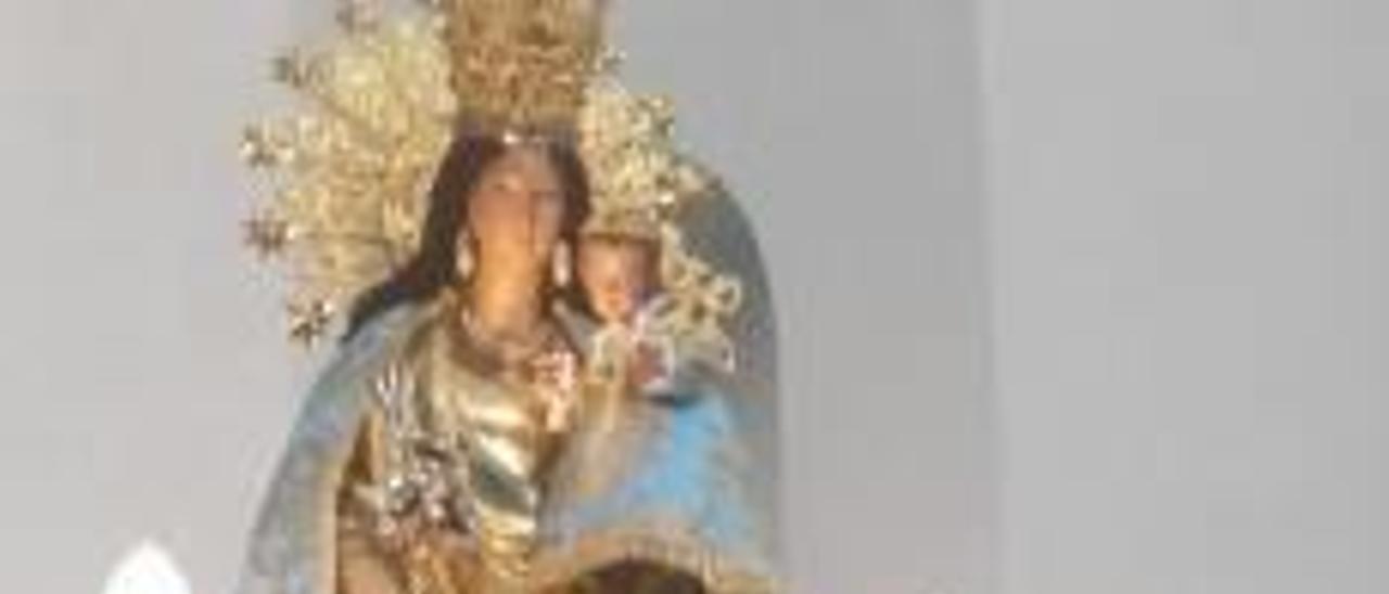 Varios momentos de la visita de la Virgen.