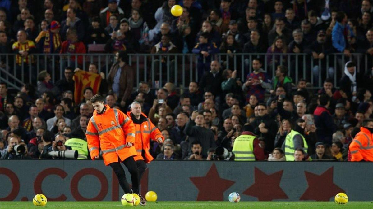 Imagen de los balones sobre el césped