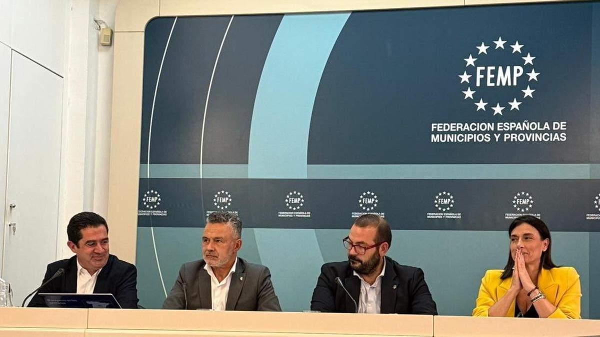 El alcalde, el primero por la izquierda, en el encuentro nacional del proyecto sobre espacios de datos urbanos