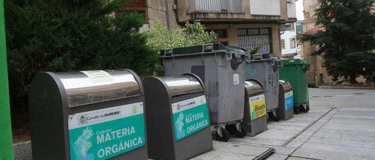 Aspecto de la isla precintada y los contenedores convencionales, en el entorno de la Catedral // Iñaki Osorio