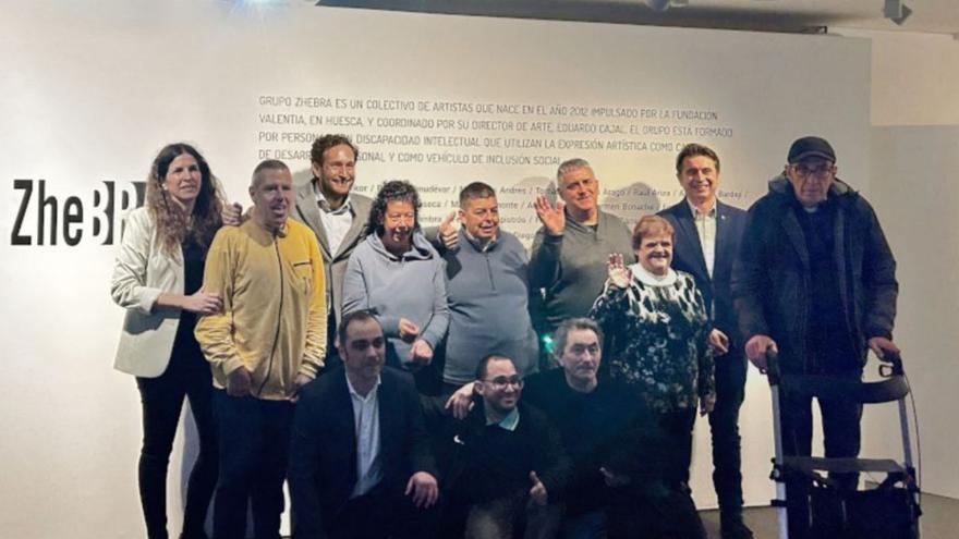 Claver posa con un grupo de representantes del Grupo ZheBra. | DIPUTACIÓN PROVINCIAL DE HUESCA