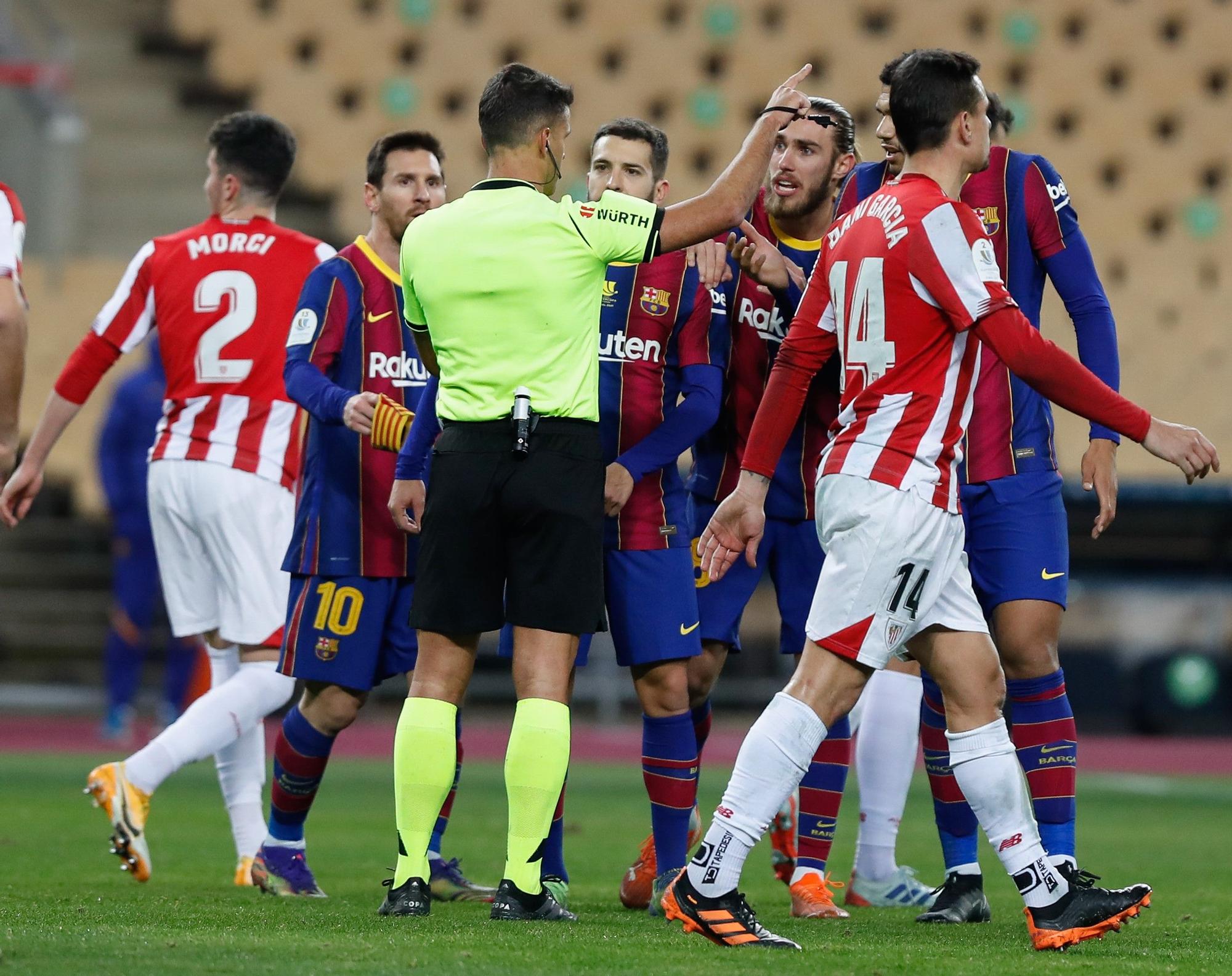 Los jugadores del Barça protestan la expulsión de Messi en la final de la Supercopa de España.