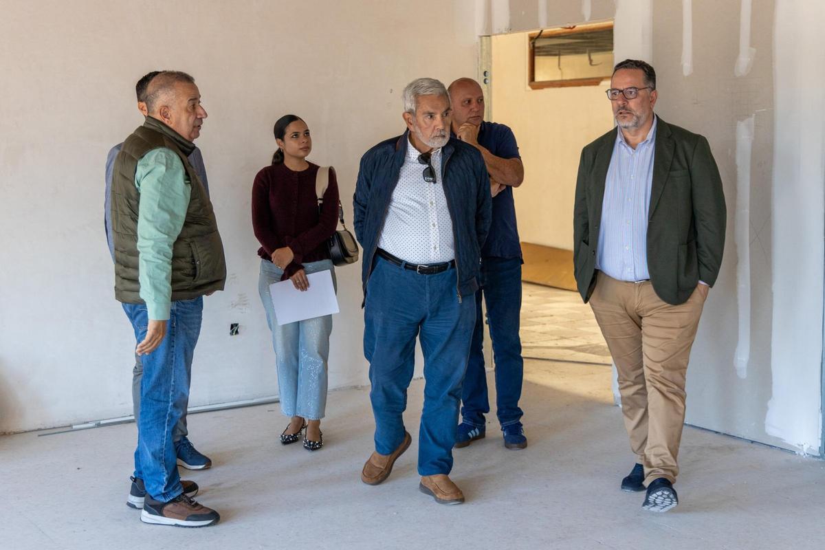 El alcalde de Adeje, José Miguel Rodríguez Fraga, y el consejero de Educación, Poli Suárez, durante una visita a las obras