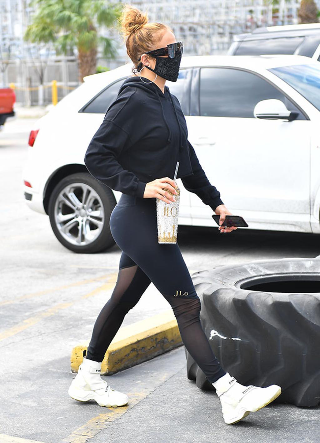 Jennifer Lopez con un look 'comfy' de leggings personalizados.