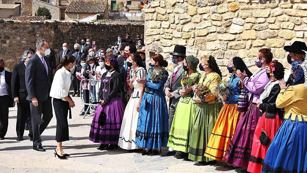 Felipe VI y Letizia saludaron y posaron con los miembros de la Asociación Cultural Goyesca. | SERVICIO ESPECIAL