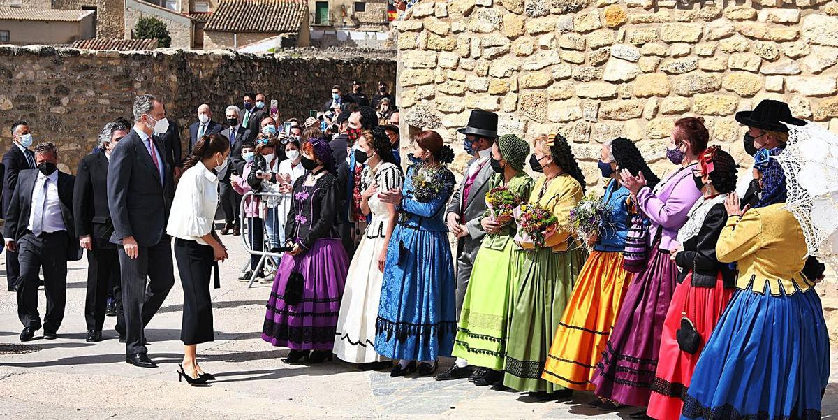 Felipe VI y Letizia saludaron y posaron con los miembros de la Asociación Cultural Goyesca. | SERVICIO ESPECIAL