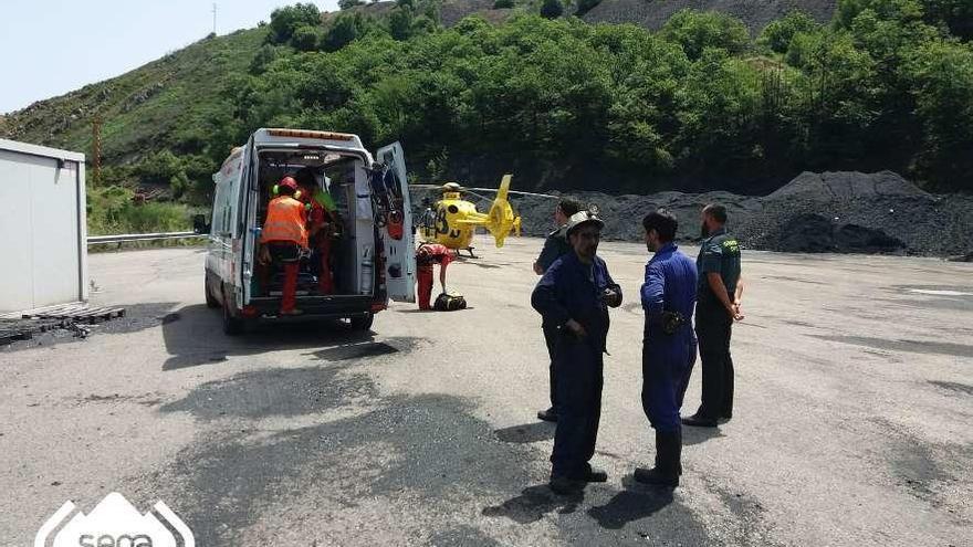 El herido es trasladado desde la ambulancia al helicóptero, ayer, en Tineo.