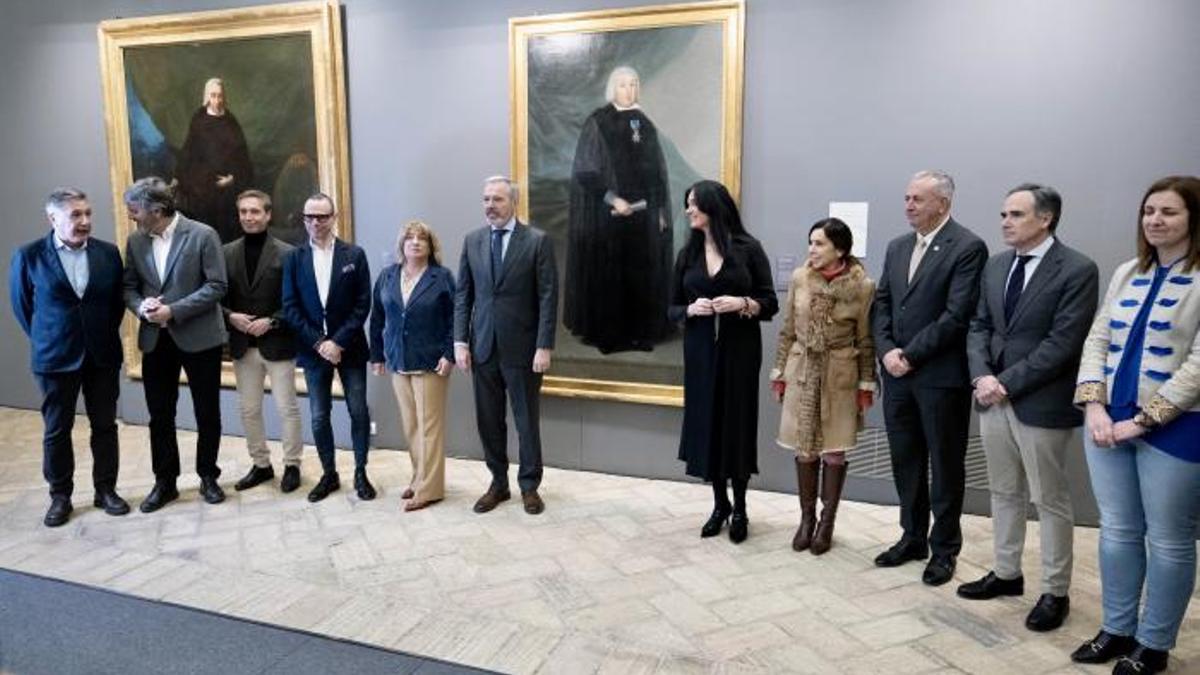 Las autoridades con los dos Goyas del Museo de Huesca. A la derecha, la reciente adquisición.