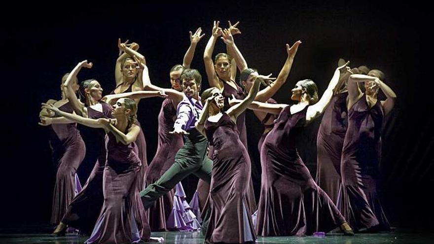 Bailarines del grupo de danza del conservatorio &quot;José Espadero&quot;, durante la actuación de ayer