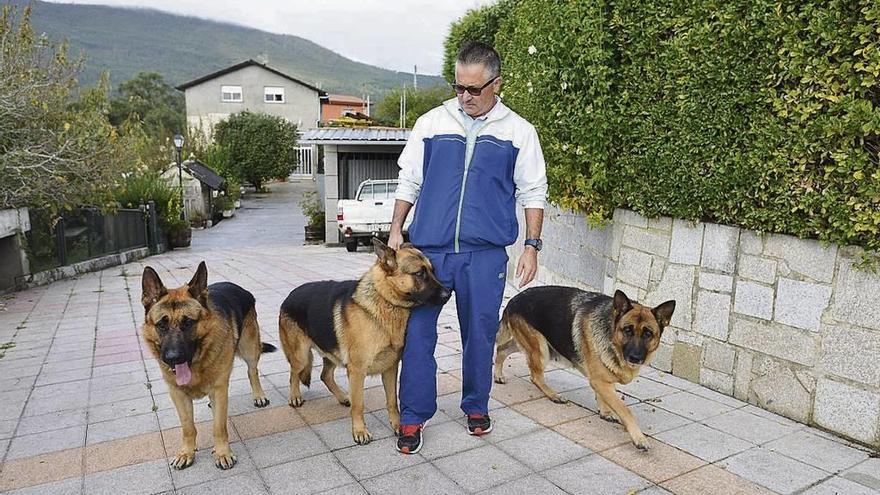 Javier Miranda contrató una póliza para cubrir los daños que puedan causar sus animales. // G. S.