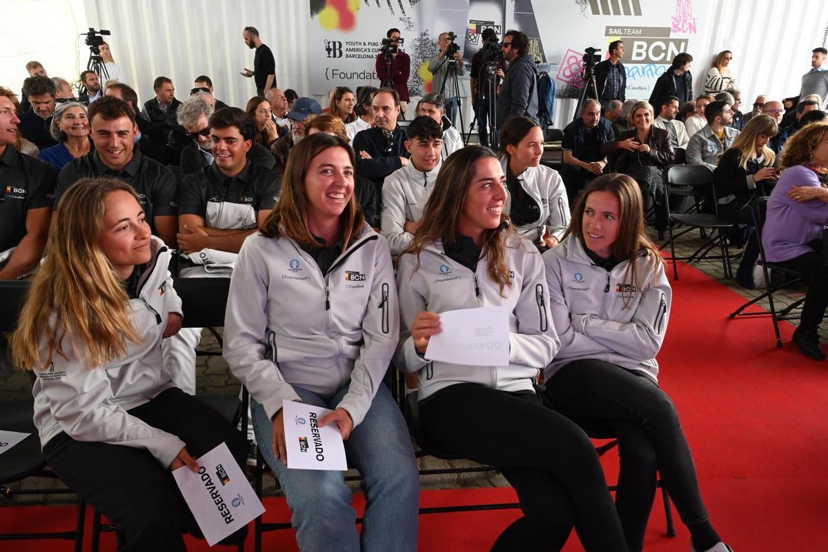 Cuatro de las cinco tripulantes del equipo español SailTeam BCN de la Copa América de vela, que competirá en la cita femenina de Barcelona.