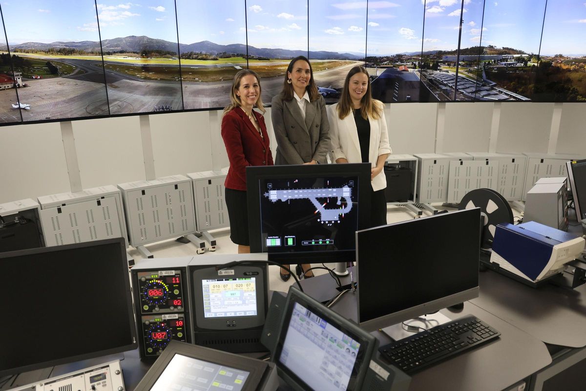 La jefa de la torre de control de Peinador, Leslye Iglesias (d.), fue la encargada de estrenar la nueva sala virtual