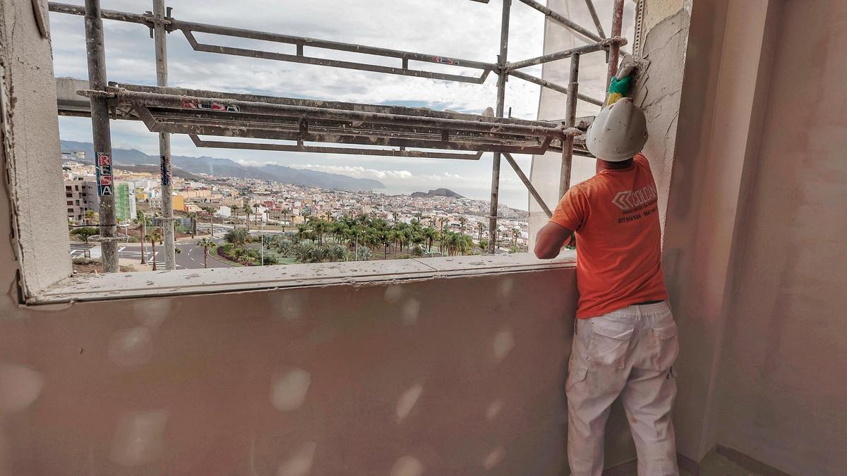 Un trabajador en el interior de una vivienda de alquiler social en Santa Cruz de Tenerife.